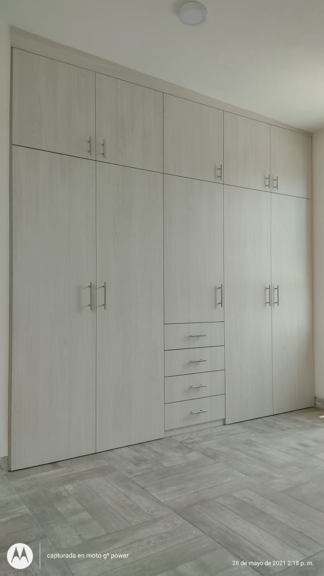 Clóset abatible de diseño moderno