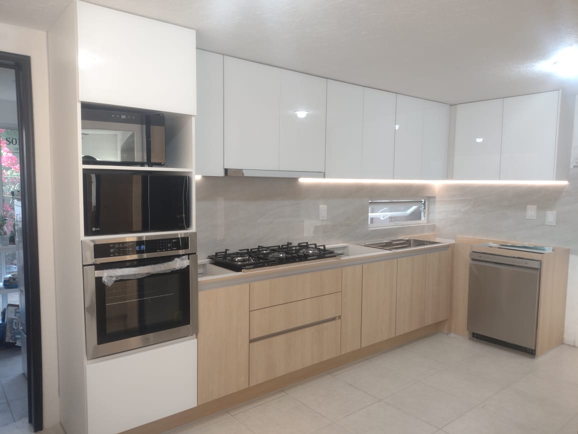 Cocina con torre de hornos